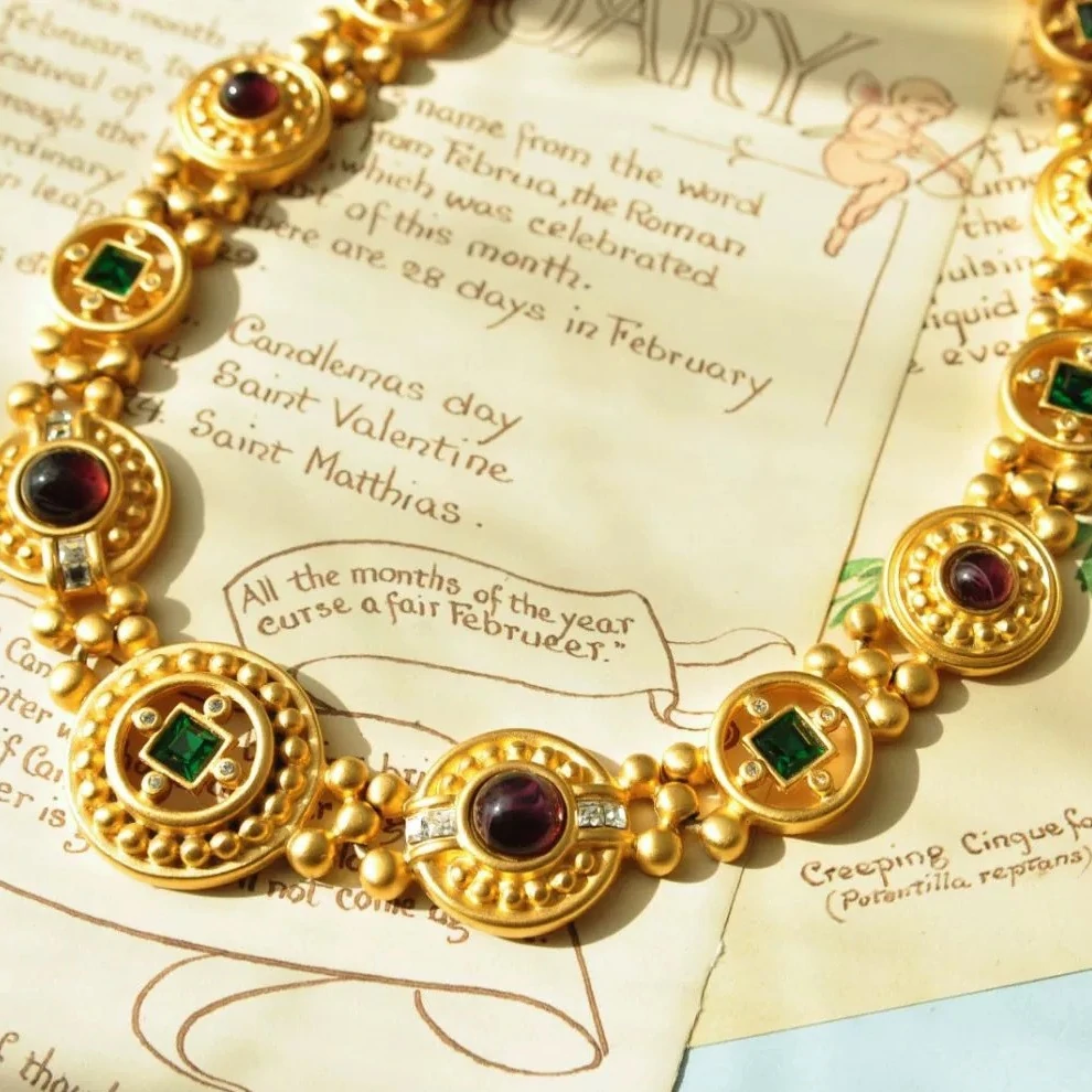 Cultural and Emotional Reasons for Vintage Gold Jewelry in Britain
